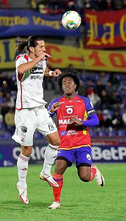Joaquín Varela recibió una roja, pero por decisión del VAR se retiró. /FOTO: COLPRENSA