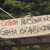Algunos puentes de la ciudad amanecieron con pancartas con mensajes en contra del candidato presidencial Iván Cepeda. FOTO: DENUNCIAS ANTIOQUIA