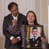 El presidente Gustavo Petro nuto a Jenny Alejandra Medina, madre de Dilan Cruz. En el recuadro el momento en el que el joven cayó herido. FOTOS: COLPRENSA - ÁLVARO TAVERA Y CAPTURA DE VIDEO SEÑAL COLOMBIA.