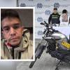 Uno de los capturtados por los uniformados de la Policía Metropolitana y la moto en que se transportaban. FOTO: POLICÍA METROPOLITANA