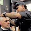El reconocido barbero Wilmar Daza motilando al gobernador de Antioquia, Andrés Julián Rendón. FOTO: REDES SOCIALES