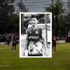 El futbolista tailandés Sofwan Awae (izq.) murió tras ser impactado por un rayo (fondo). FOTO: @MYNEWSHOUB