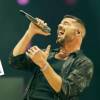 El gas salió mientras interpretaba ‘Vente pa’ cá’. FOTOS: INSTAGRAM @RICKYMARTINPR Y X @24_MORELOS