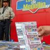 Foto referencia venta de billetes de Lotería en Medellín. FOTO: MANUEL SALDARRIAGA