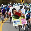 El pelotón de la Vuelta entró a Antioquia, pero hasta ahí llegó la carrera (fondo) y Diego Camargo (detalle) se quedó con el título, rompiendo el dominio Rodrigo Contreras, que llevaba 3 años siendo campeón . FOTO: CORTESÍA JHOAN MARULANDA