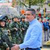 Diego Torres, alcalde de Itagüí, junto a la fuerza pública. FOTO: CORTESÍA ALCALDÍA DE ITAGÜÍ