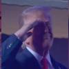 A Donald Trump se le vio haciendo un saludo militar mientras lo abucheaban. FOTOS: @DANIMAYAKOVSKY
