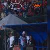 Video de televisión muestra a quien sería la responsable de la agresión al jugador cuando salía de la cancha. FOTO: TOMA DE VIDEO 