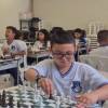 Los niños aprenden y se divierten jugando ajedrez. FOTO: FUNDACIÓN A LA RUEDA RUEDA 