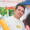 De izquierda a derecha: José; su nuera, Darlin; y su hijo, Deinner, quienes participan en la elaboración y comercialización del lápiz gigante, que también sirve de alcancía. FOTO: CORTESÍA LA PECO
