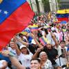 Venezolanos en Medellín celebran captura de Nicolás Maduro. FOTO: MANUEL SALDARRIAGA