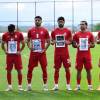 Los jugadores de Irán salieron a la cancha y posaron con fotos de niños asesinados en los bombardeos por Estados Unidos. FOTO: GETTY IMAGES