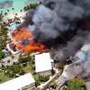 Los huéspedes evacuados que perdieron sus pertenencias reciben ayuda para la expedición de nuevos pasaportes. FOTO: CAPTURA DE VIDEO YOUTUBE AFP