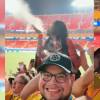 El brujo se dejó cargar en hombros y bailó con los hinchas colombianos. FOTOS: CAPTURAS DE VIDEO YOUTUBE @DORADOCRITICO Y @ELDIEGOOR