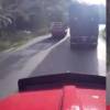 Este es el momento en el que un furgón, al adelantar en una curva, hizo caer a un motociclista. FOTO: MEDELLÍN OSCURA