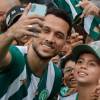 Hélio Neto (izq.) es un exfutbolista brasileño que jugaba como defensa central para el Chapecoense de Brasil. Es uno de los 6 sobrevivientes de la tragedia del vuelo 2933 de LaMia. FOTO: CAMILO SUÁREZ