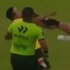 El árbitro Luis Alegre da una patada a ayudante de un equipo en la Copa Perú. FOTO: CAPTURA LOS AMIGOS DEL DEPORTE