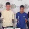 Los dos presuntos fleteros tras ser capturados en Medellín. FOTO: POLICÍA METROPOLITANA DEL VALLE DE ABURRÁ