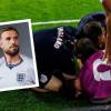 Así eran los gestos de dolor de Jordan Henderson al caer con todo el peso de su cuerpo sobre su mano izquierda. FOTOS: TOMADAS DE X @LA CARABFUTBOL_ (FONDO) E IG @JORDANHENDERSON (DETALLE)