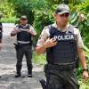 Agentes policiales custodian el área donde se encontraron 8 cabezas humanas en Ecuador. FOTO: GETTY IMAGES