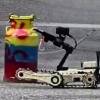 Robot del Ejército desactivando las canecas cargadas con explosivos a la altura de Valdivia, Norte de Antioquia. FOTO: CORTESÍA DENUNCIAS ANTIOQUIA