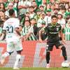 Lucas González (izq.) no quedó nada conforme con lo que mostró su equipo en el primer tiempo. FOTOS: MANUEL SALDARRIAGA Y CORTESÍA NACIONAL 