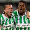 Ian Poveda (izquierda) y Andrés Felipe Román (derecha) en el partido entre Atlético Nacional y Junior de Barranquilla en el Atanasio Girardot. FOTO: CAMILO SUÁREZ