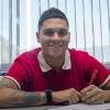 Juan Fernando Quintero firmando como nuevo jugador del DIM. FOTO: DIM 