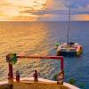 Atardecer en el Risk’s Café, inaugurado en 1974 como el primer bar y restaurante público de su tipo en los acantilados de West End en Negril, Jamaica. FOTO: JENNIFER VILLAFAÑE