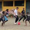 El futbolista Matheus Uribe jugando con los niños en el Chocó. FOTO: X @MAROVAAN