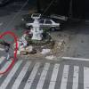 El hombre hizo varios viajes con bultos llenos de madera y escombros y los depositó en este lugar. FOTO: CAPTURA VIDEO SECRETARÍA DE SEGURIDAD DE MEDELLÍN