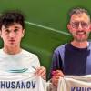Abdukodir Khusanov, defensor de Uzbekistan (izq.), posó con la camiseta antes de regalarla al camarógrafo lesionado (der.). FOTOS: INSTAGRAM @uzbekistanfa