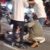 Otros motociclista se detuvieron a socorrer a los accidentados. FOTO: CORTESÍA