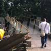 Por este puente, sobre la quebrada La Picacha, iba caminando Juan Daniel Castañeda Cano, cuando fue atacado por sicarios. FOTO: LAURA ROSA JIMÉNEZ VALENCIA