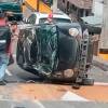 Así quedó el carro tras la pérdida de control del conductor. FOTO: CAPTURA DE PANTALLA TOMADA DE CHISME FRESCO MEDELLÍN