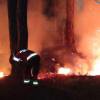 El Cuerpo de Bomberos Bello acudió al llamado de la comunidad y logró extinguir el incendio en un lapso de 2 horas. FOTO: FACEBOOK ALCALDÍA DE BELLO.