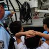 Los menores escuchan con atención las indicaciones del agente de tránsito. FOTO: CORTESÍA 