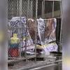 Cilindro y pancarta alusiva a las disidencias de las Farc halladas en el estadio Pascual Guerrero, en Cali. FOTO: X <span class="mln_small-caps_mln">@ROBERTOORTIZZU </span>