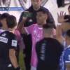 El momento exacto en el que el jugador le muestra el celular al árbitro por una jugada polémica. FOTO: CAPTURA DE PANTALLA TRANSMISIÓN LPD PLAY 