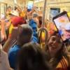 Con las palmas y a coro, un grupo de colombianos celebró durante su desplazamiento en el metro de México. FOTO: CAPTURA DE VIDEO YOUTUBE VALLENATOS Y MÁS NÁ