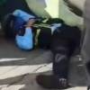 Varias personas socorrieron al agente de tránsito. FOTO: CAPTURA DE VIDEO ITAGÜÍ HOY