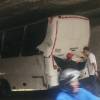 El accidente requirió una grúa planchón para realizar las labores de retiro. FOTO: DENUNCIAS ANTIOQUIA