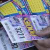 Revise su billete o recibo, pudo ser el ganador de alguna de las loterías que jugaron ayer. FOTO: DONALDO ZULUAGA