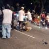 Otros motociclista se detuvieron a socorrer a los accidentados. FOTO: CORTESÍA