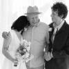 La pareja optó por no seguir la tradición en la que el padre lleva a la hija al altar. FOTO: INSTAGRAM @VOGUEMAGAZINE