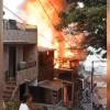 Incendio en el barrio Versalles, de Manrique. FOTO: CORTESÍA DENUNCIAS ANTIOQUIA