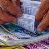 Revise la lista de números ganadores; podrían estar los suyos. FOTO: CAMILO SUÁREZ