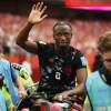 El jugador canadiense Ismael Koné siendo retirado en camilla. FOTO: GETTY IMAGES