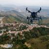 Panorámica de Segovia, en el Nordeste antioqueño, y un dron sobrevolando. FOTOS: ARCHIVO - ESTEBAN VANEGAS Y JUAN ANTONIO SÁNCHEZ