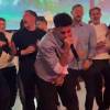 Luis Díaz cantando en la fiesta del título. FOTO: CAPTURA DE PANTALLA CORTESÍA BAYERN MÚNICH